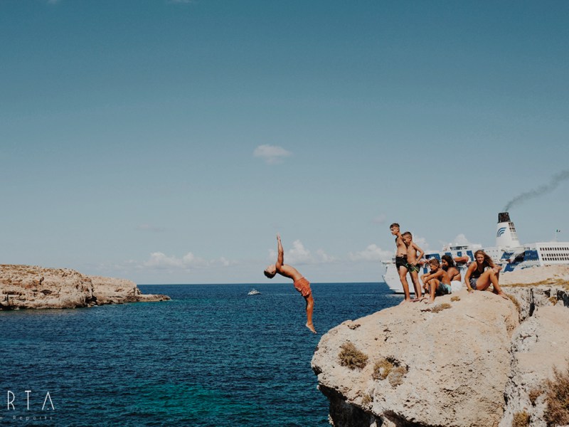 GERTA A LAMPEDUSA, QUARTO GIORNO: A CALA PISANA IL DESTINO A MEZZ’ARIA DEI MIGRANTI IMBARCATI SULLA NAVE&nbsp;AZZURRA
