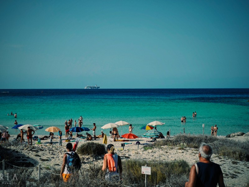 GERTA A LAMPEDUSA, SECONDO GIORNO: I TURISTI INVADONO L’ISOLA, LA NAVE AZZURRA IN RADA (CON A BORDO 400&nbsp;MIGRANTI)
