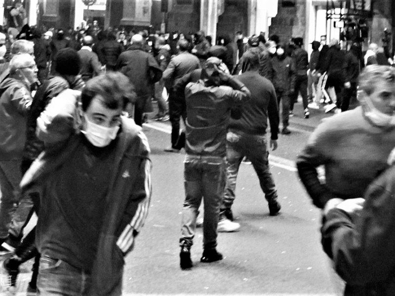 “TU CI CHIUDI, TU CI PAGHI”, MANIFESTAZIONI E SCONTRI ANCHE A CATANIA. IL RACCONTO DELLA&nbsp;SERATA