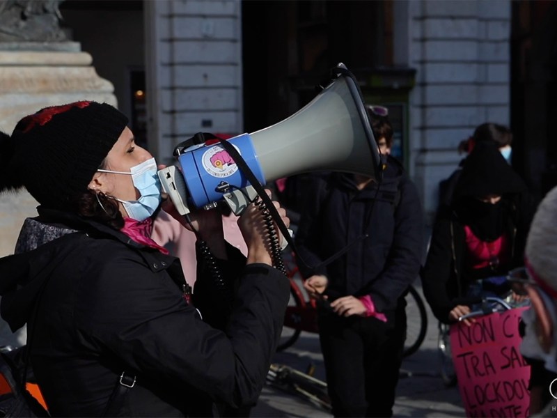 PISA IN ZONA ROSSA SI TINGE DI ROSA – NON UNA DI MENO ROMPE I DIVIETI E MANIFESTA IN&nbsp;CITTÀ