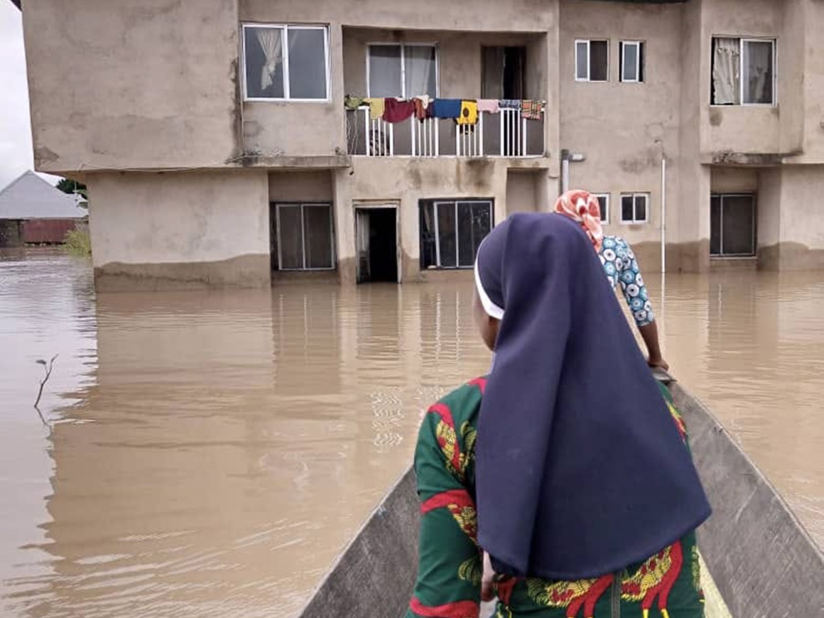 EMERGENZA ALLUVIONI IN NIGERIA, ALMENO CINQUECENTO MORTI E MIGLIAIA DI SFOLLATI. L’APPELLO DI SUOR ENZA&nbsp;GUCCIONE